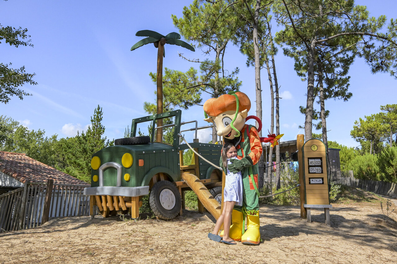 Mascotte et enfant sur l'aire de jeux au camping CLICOCHIC Petit Bec � St Hilaire de Riez (85).