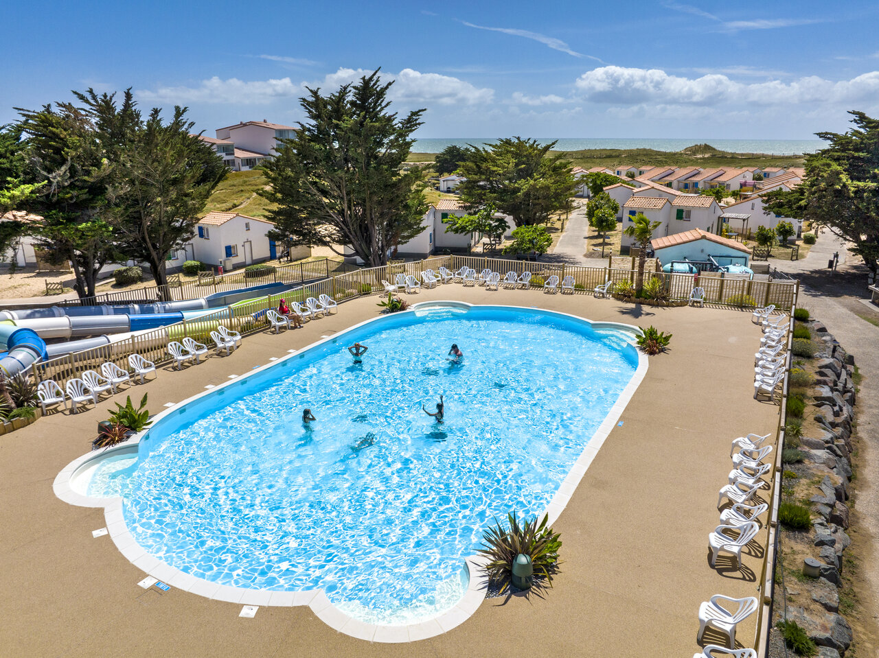 Piscine ext�rieure, toboggans, Mobil-homes au camping CLICOCHIC Petit Bec � St Hilaire de Riez (85).