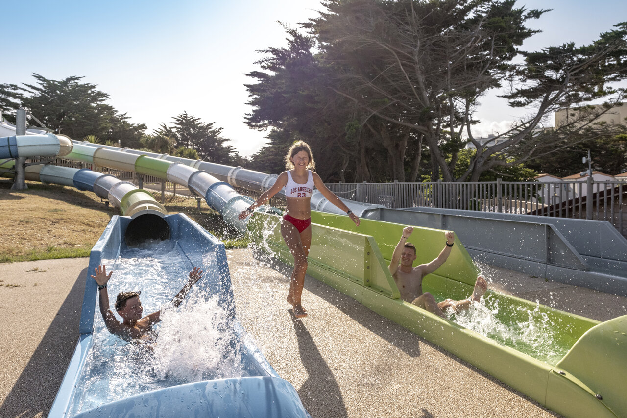 Toboggans aquatiques et �claboussures au camping CLICOCHIC Petit Bec � St Hilaire de Riez (85).