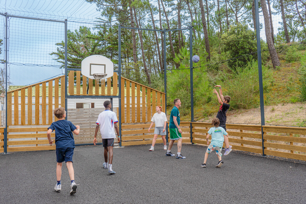 Terrain multisport basketball au camping CLICOCHIC Petit Bec � St Hilaire de Riez (85).