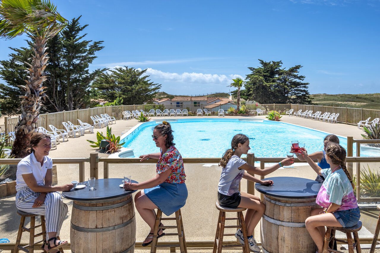 Familles profitant du bar de la piscine ext�rieure au camping CLICOCHIC Petit Bec � St Hilaire de Riez (85).
