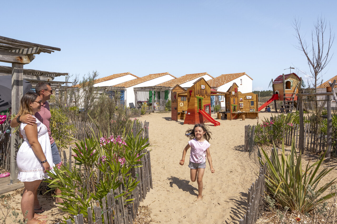 Aire de jeux pour enfants et h�bergements au camping CLICOCHIC Petit Bec � St Hilaire de Riez (85).