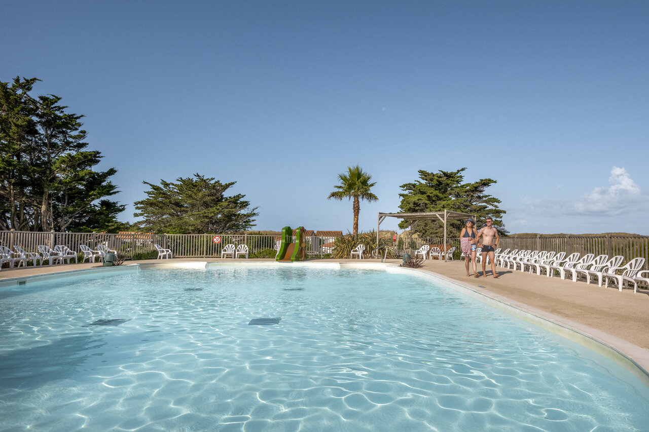 Piscine ext�rieure, toboggan et transats au camping CLICOCHIC Petit Bec � St Hilaire de Riez (85).