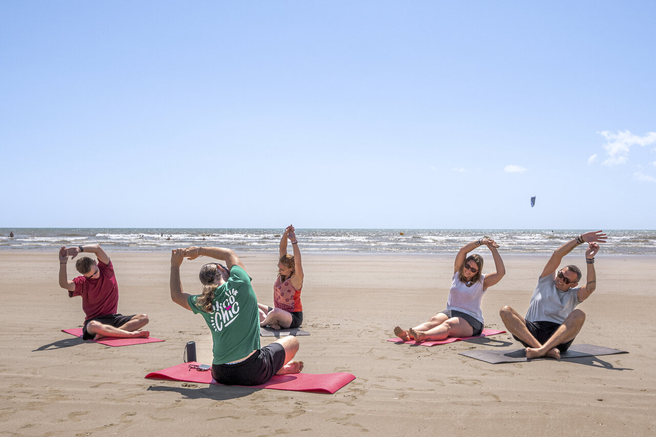 Yoga en groupe sur la plage au camping CLICOCHIC Petit Bec � St Hilaire de Riez.