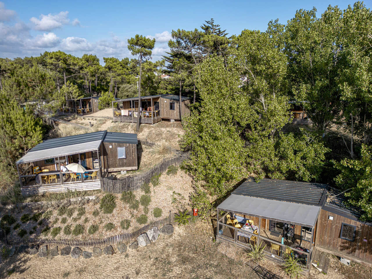 Mobil-homes en bois avec terrasses, au camping CLICOCHIC Petit Bec � St Hilaire de Riez (85).