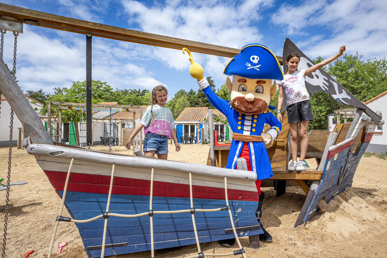 Mascotte, enfants sur aire de jeux bateau pirate au camping CLICOCHIC Petit Bec � St Hilaire de Riez (85).
