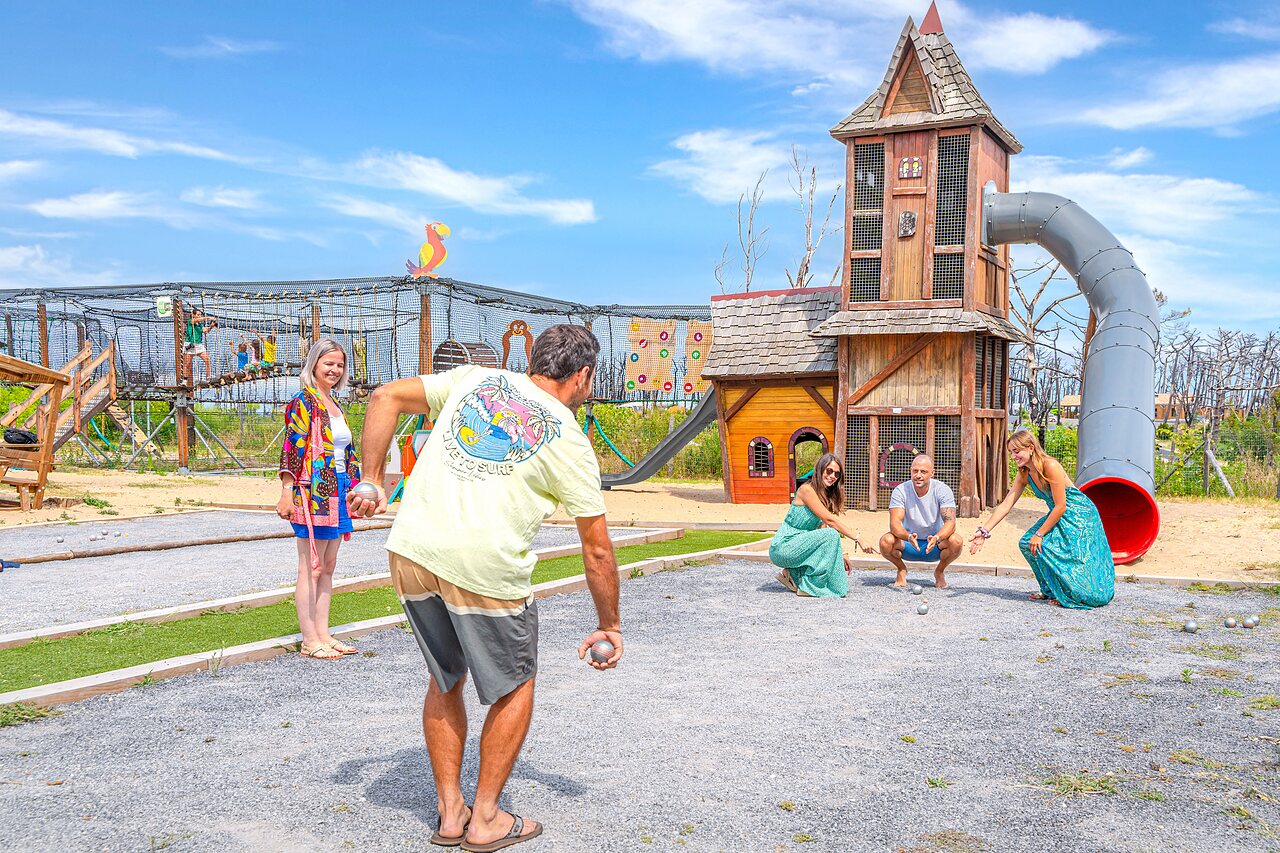 P�tanque et aire de jeux au camping CLICOCHIC Petit Nice � PYLA SUR MER (33).