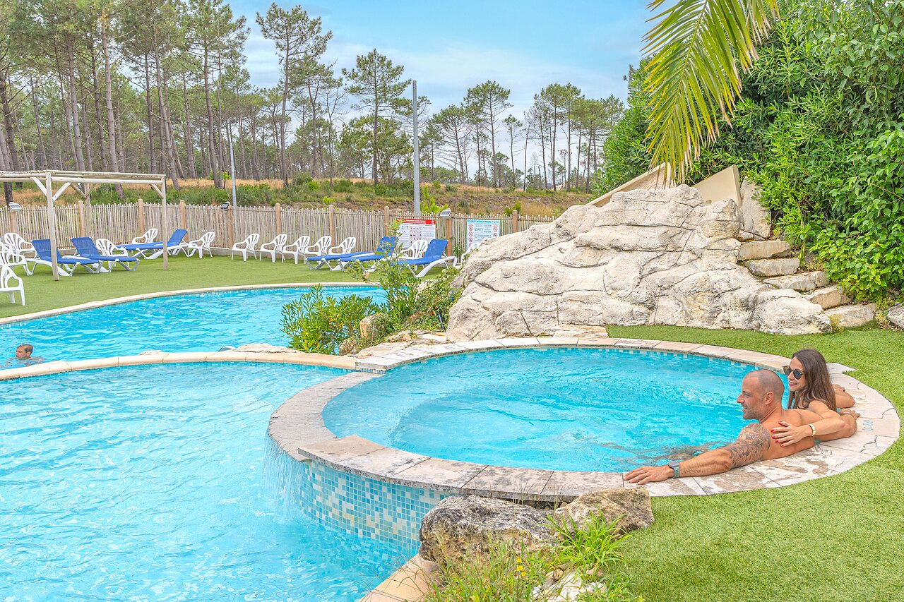 Piscine ext�rieure avec jacuzzi et transats au camping CLICOCHIC Petit Nice � PYLA SUR MER (33).