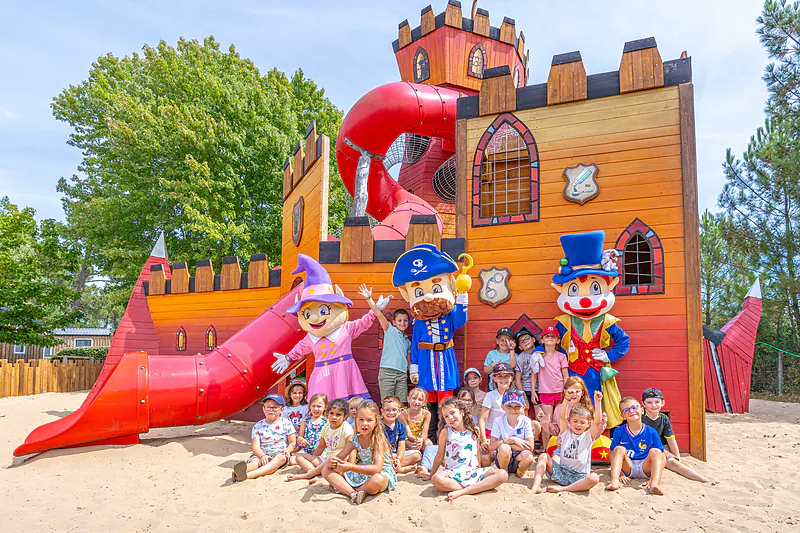 Ch�teau de jeux, enfants et mascottes au camping CAPFUN Pin�da � CAZAUX (33).