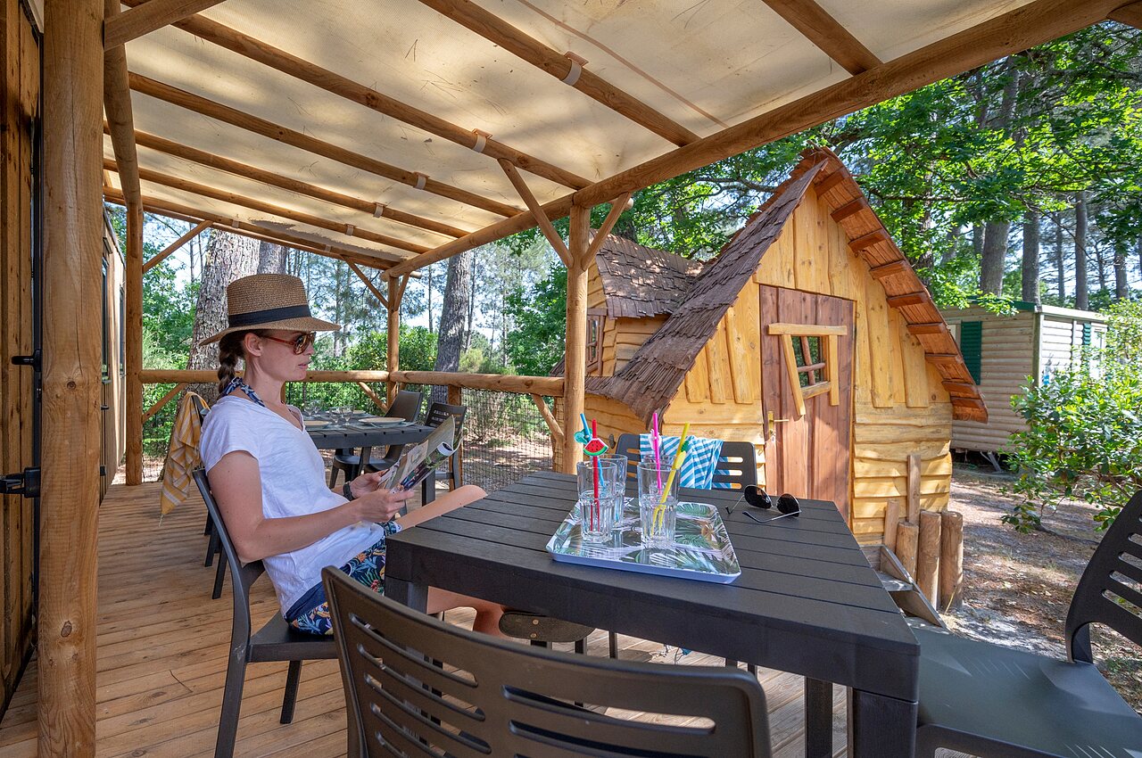 Terrasse Mobil-home, femme, cabane enfants au camping CAPFUN Pin�da � CAZAUX (33).