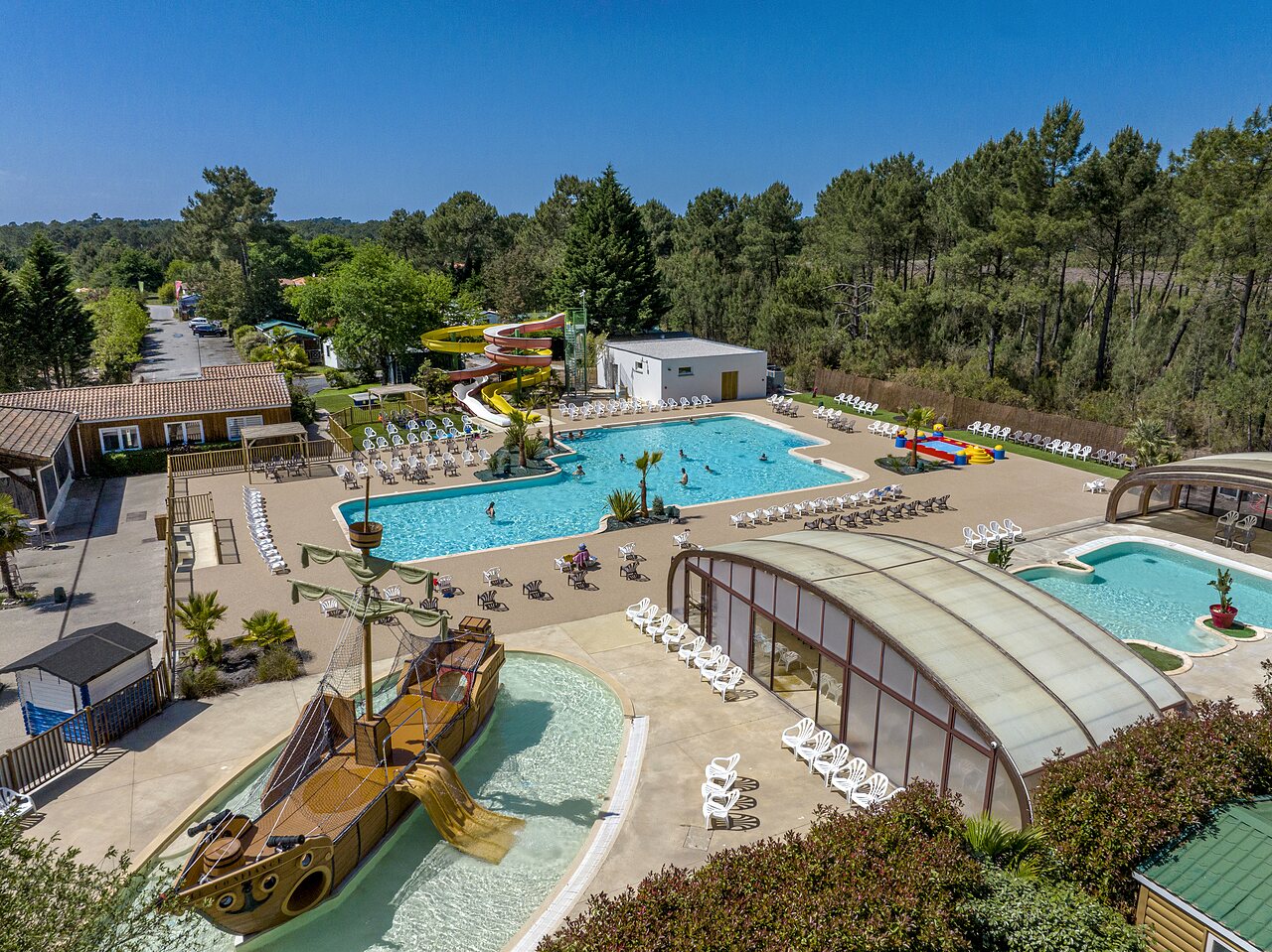 Parc aquatique avec piscines, toboggans et bateau pirate au camping CAPFUN Pin�da � CAZAUX (33).