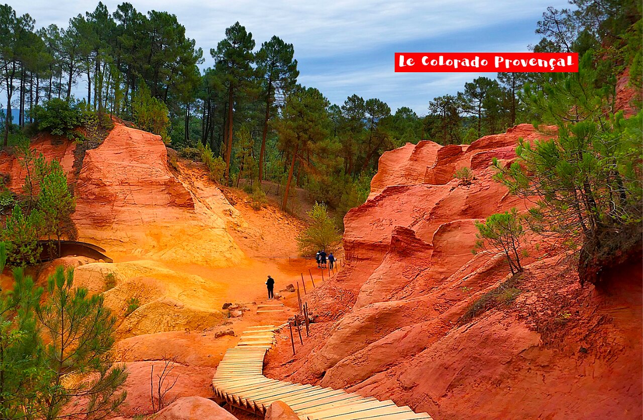 Sentier de randonn�e dans les ocres du Colorado Proven�al, site � visiter pr�s du camping.