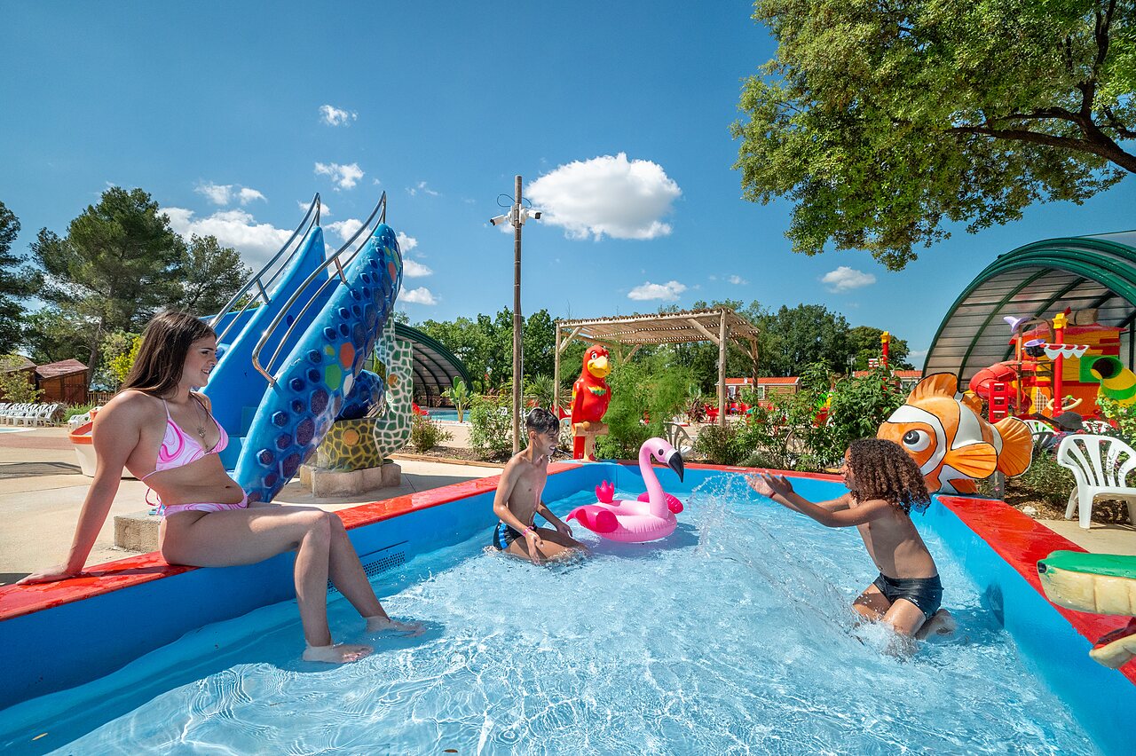 Aire de jeux aquatique avec toboggan et enfants au camping CAPFUN Pin�des du Luberon � PERTUIS (84).