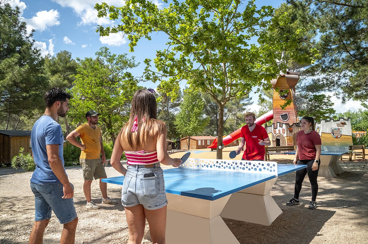 Table de ping-pong ext�rieure et aire de jeux au camping CAPFUN Pin�des du Luberon � PERTUIS (84).