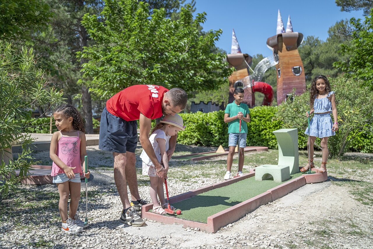 Mini-golf enfants, animateur, aire de jeux au camping CAPFUN Pin�des du Luberon � PERTUIS (84).