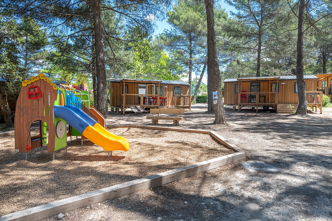 Aire de jeux, Mobil-homes bois au camping CAPFUN Pin�des du Luberon � PERTUIS (84).