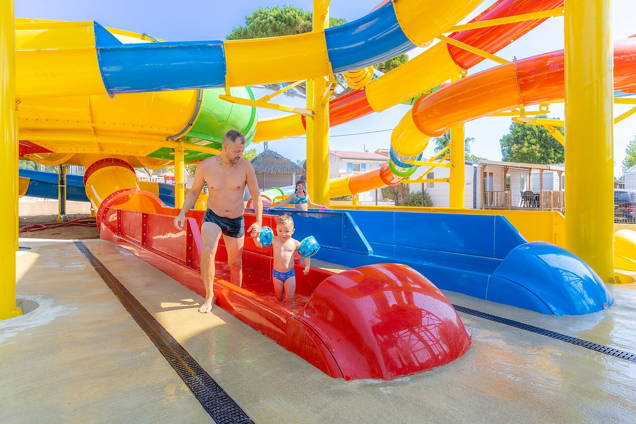 Toboggans aquatiques color�s et jeux d'eau au camping CAPFUN La Pin�de de Grimaud (83).