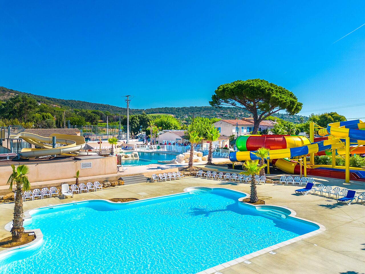 Grandes piscines et toboggans aquatiques au camping CAPFUN La Pin�de de Grimaud (83).