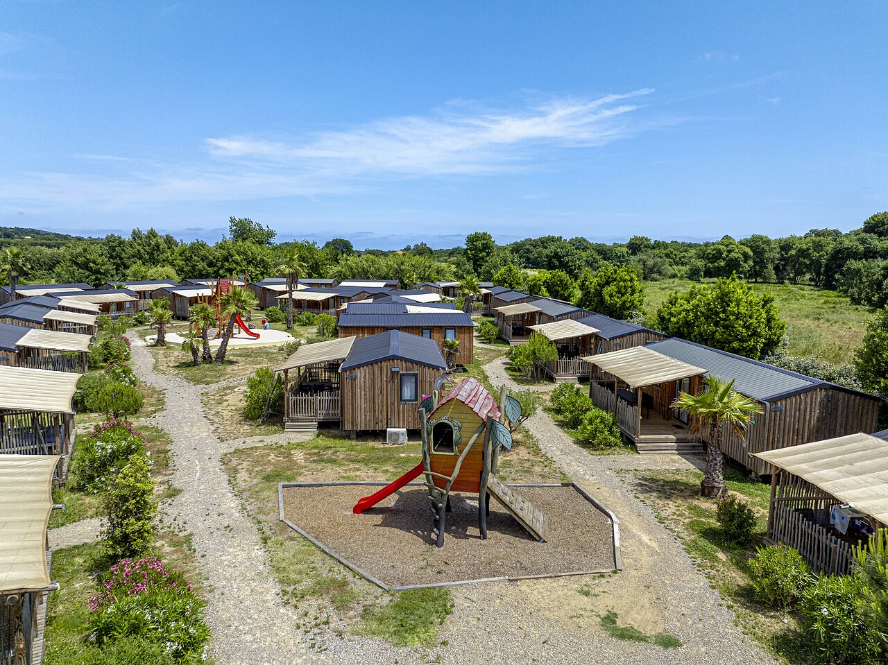 Mobil-homes en bois, aires de jeux au CAPFUN La Pin�de de Grimaud (83).