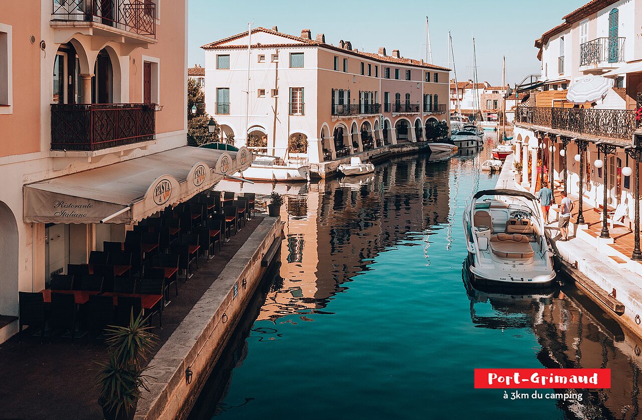 Port Grimaud, cit� lacustre avec canaux, bateaux et maisons color�es, pr�s de Grimaud.