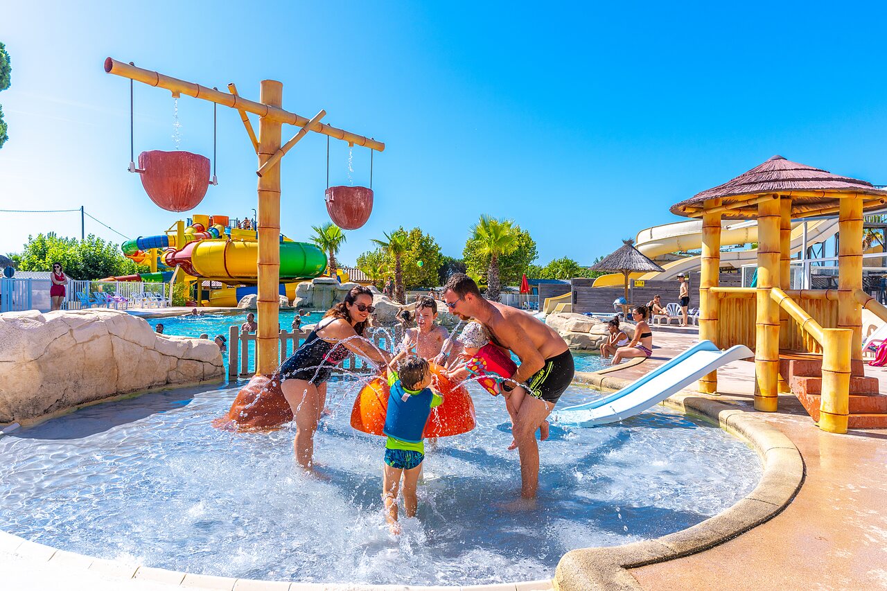 Espace aquatique familial avec jeux au camping CAPFUN La Pin�de de Grimaud.