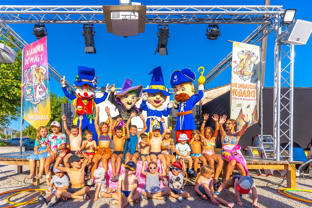 Animation avec mascottes et enfants au camping CAPFUN La Pin�de de Grimaud (83).