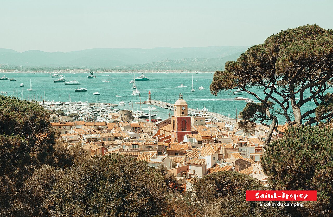 Vue panoramique du port et du village de Saint-Tropez, C�te d'Azur.