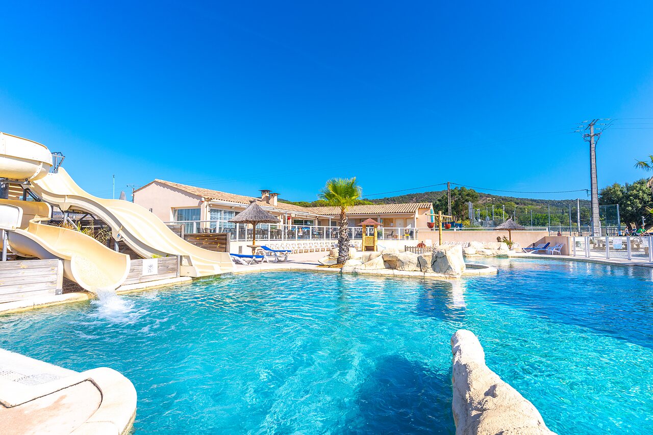 Toboggans aquatiques et piscine ext�rieure au camping CAPFUN La Pin�de de Grimaud (83).