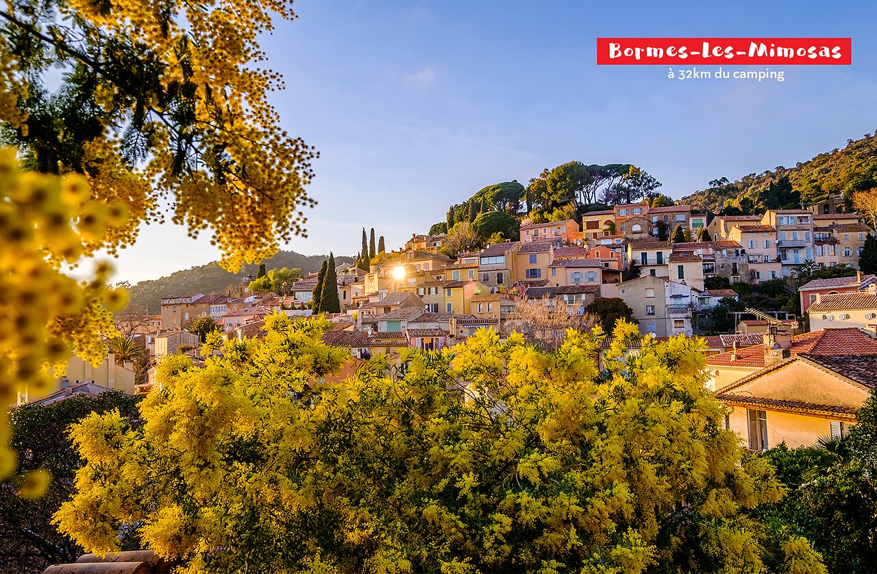 Village fleuri de Bormes-les-Mimosas, un lieu � visiter en Provence-Alpes-C�te d'Azur.
