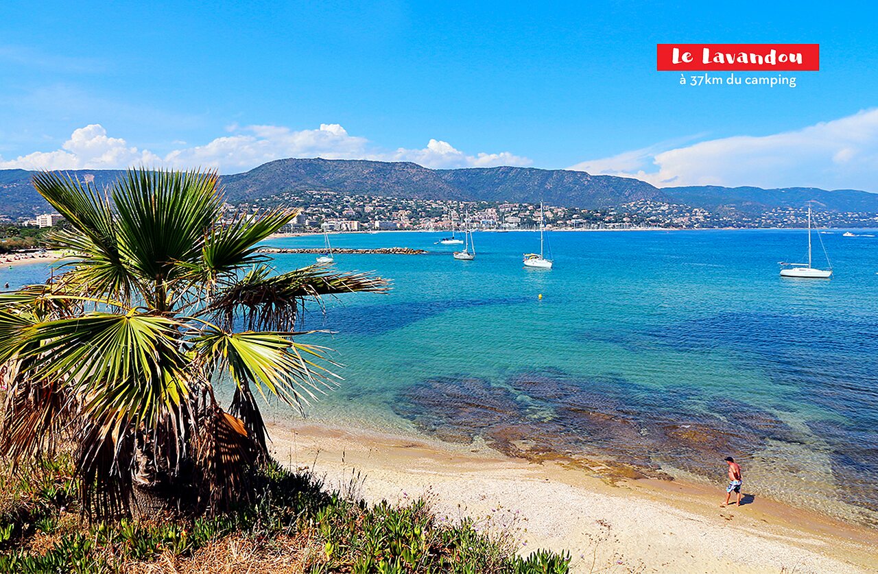 Plage de sable et mer turquoise avec voiliers au Lavandou, C�te d'Azur.