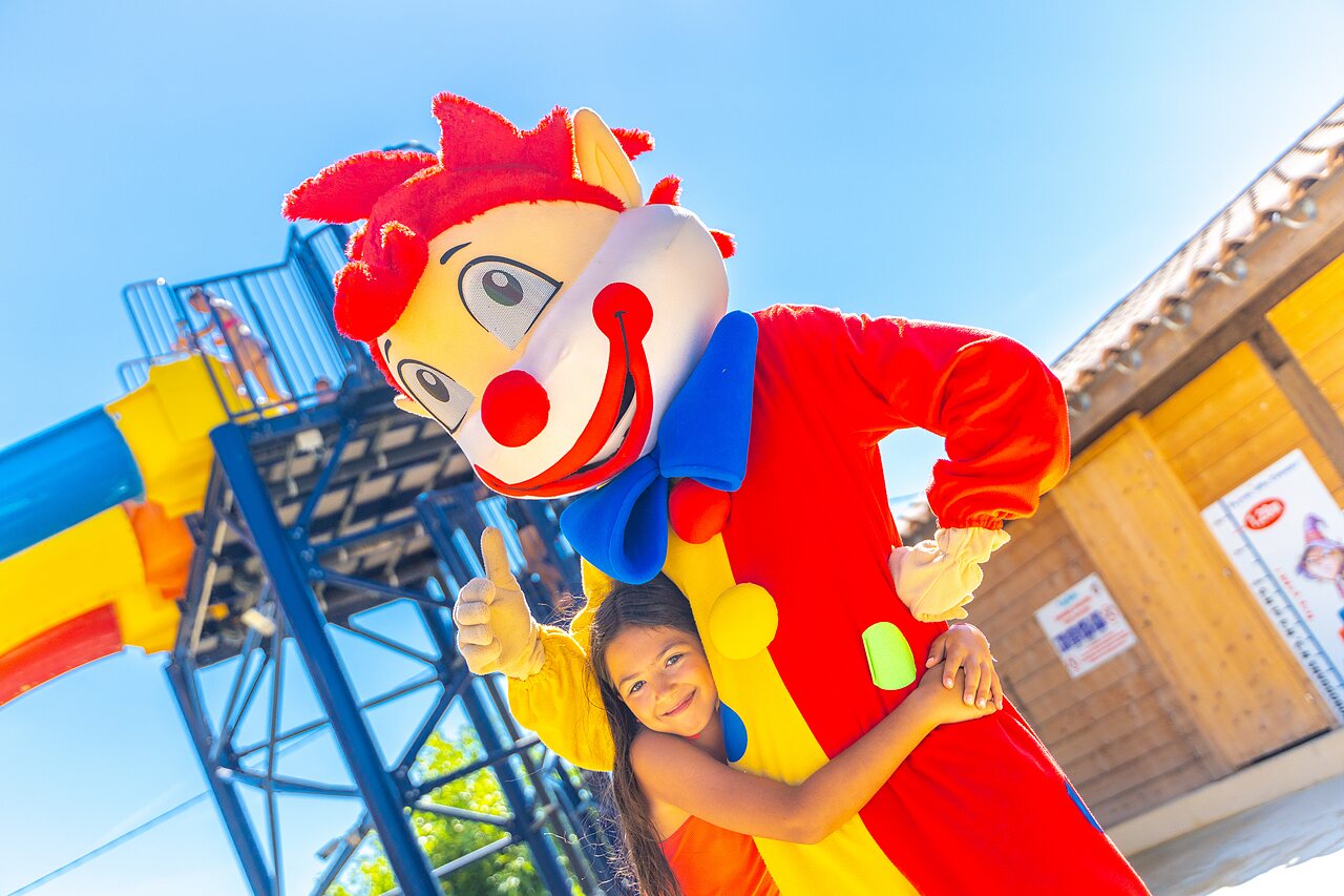Mascotte et enfant, toboggan au camping CAPFUN La Pin�de de Grimaud (83).
