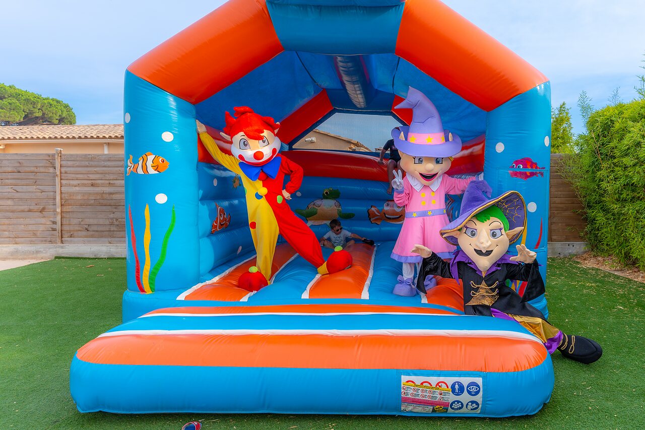 Ch�teau gonflable et mascottes au camping CAPFUN La Pin�de de Grimaud (83).