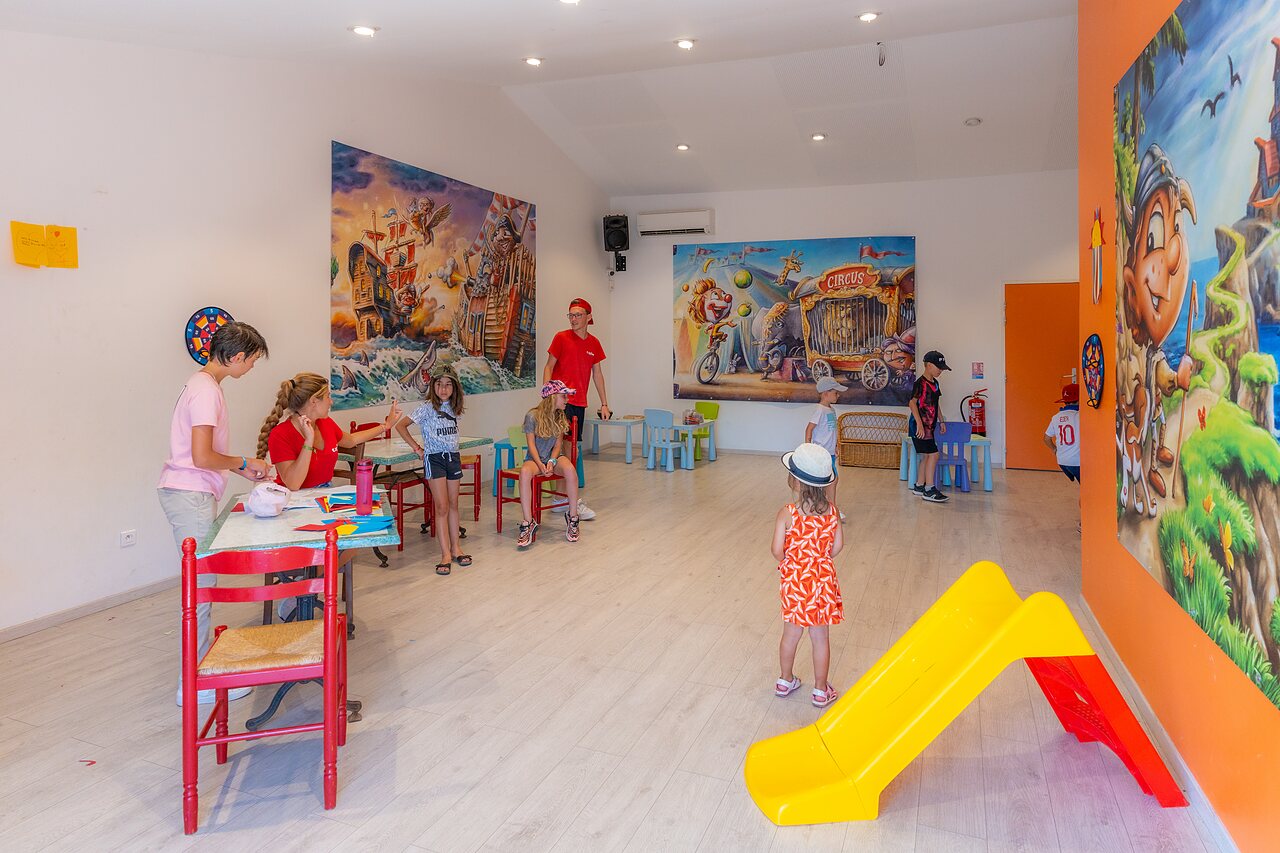 Club enfants avec activit�s et petit toboggan au camping CAPFUN La Pin�de de Grimaud.