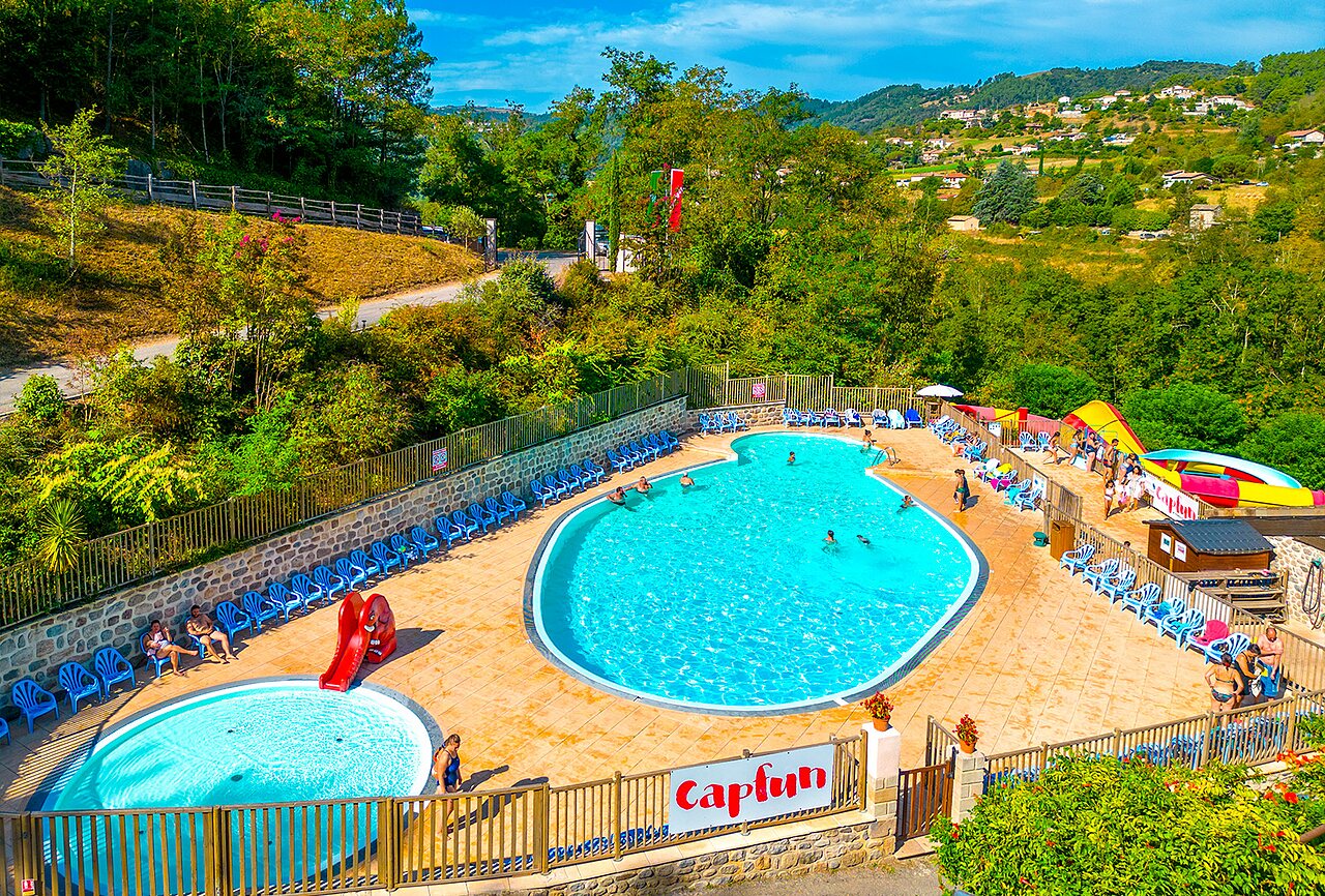 Piscine ext�rieure avec toboggans aquatiques et pataugeoire au camping CAPFUN Plantas � SAINT VINCENT DE DURFORT (07).