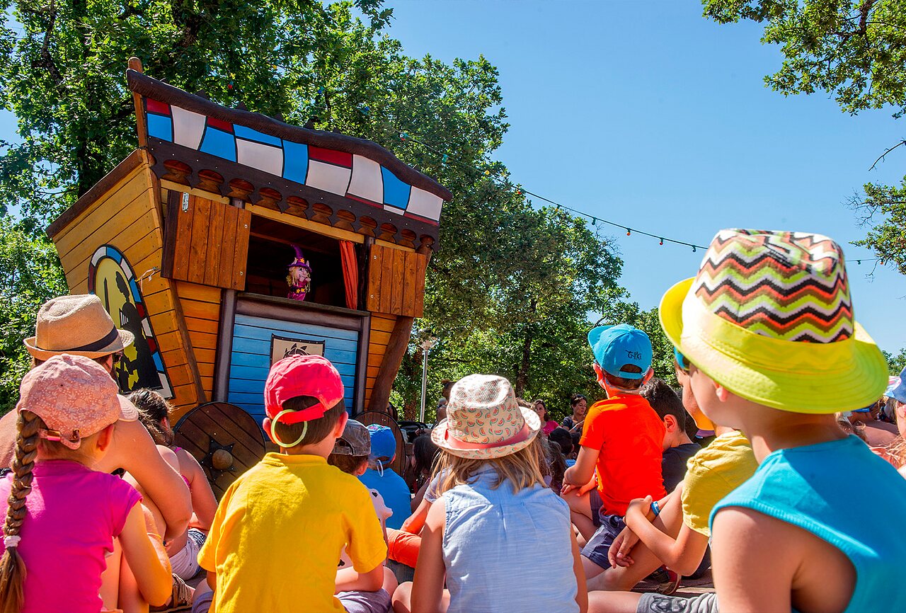 Spectacle de marionnettes pour enfants au camping CAPFUN Plantas � SAINT VINCENT DE DURFORT (07).