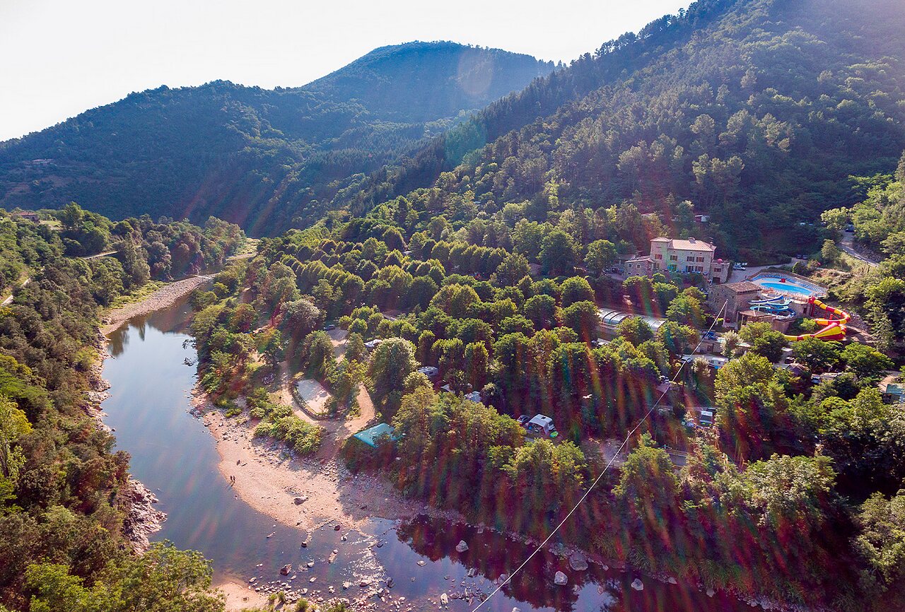 Camping CAPFUN Plantas, vue a�rienne rivi�re, piscine, toboggans, SAINT VINCENT DE DURFORT (07).