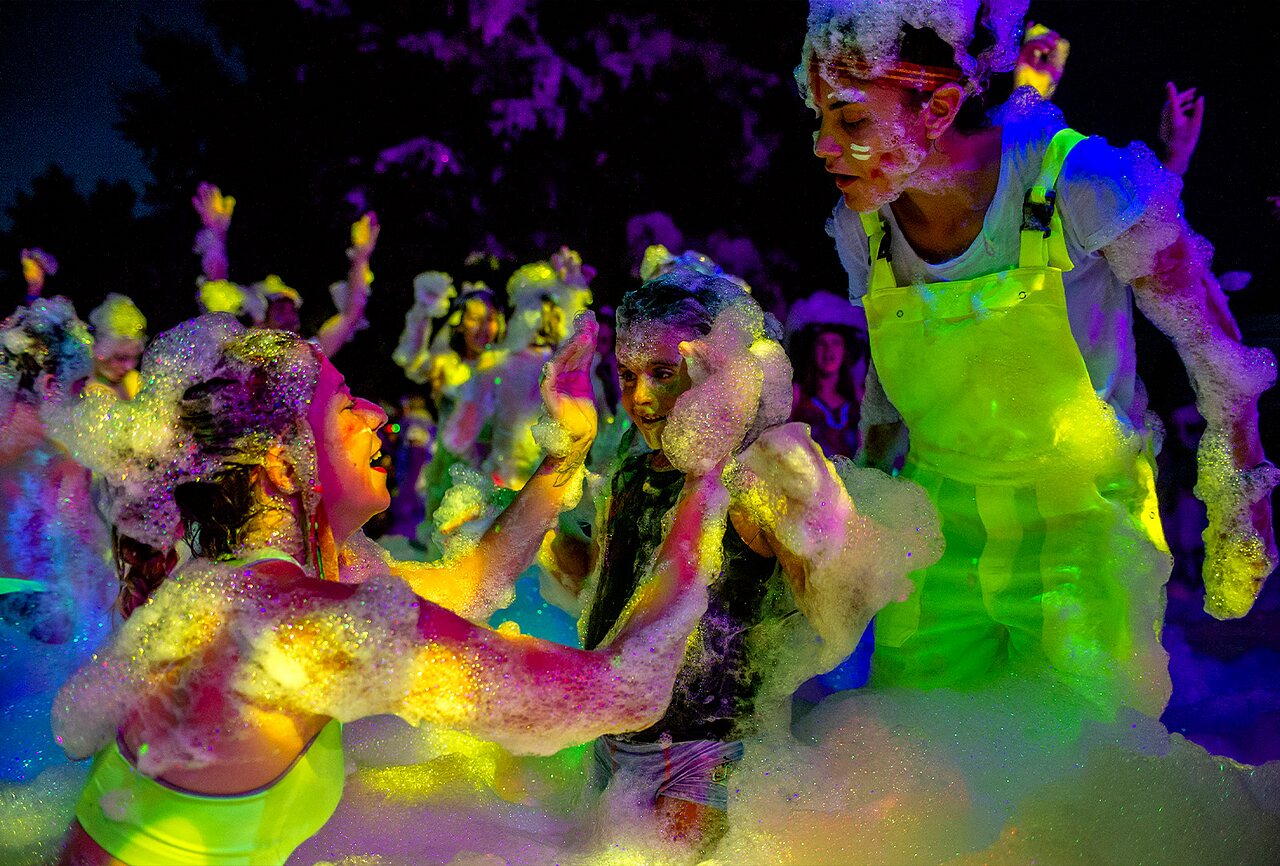 Soir�e mousse fluo anim�e avec campeurs au camping CAPFUN Plantas � SAINT VINCENT DE DURFORT (07).