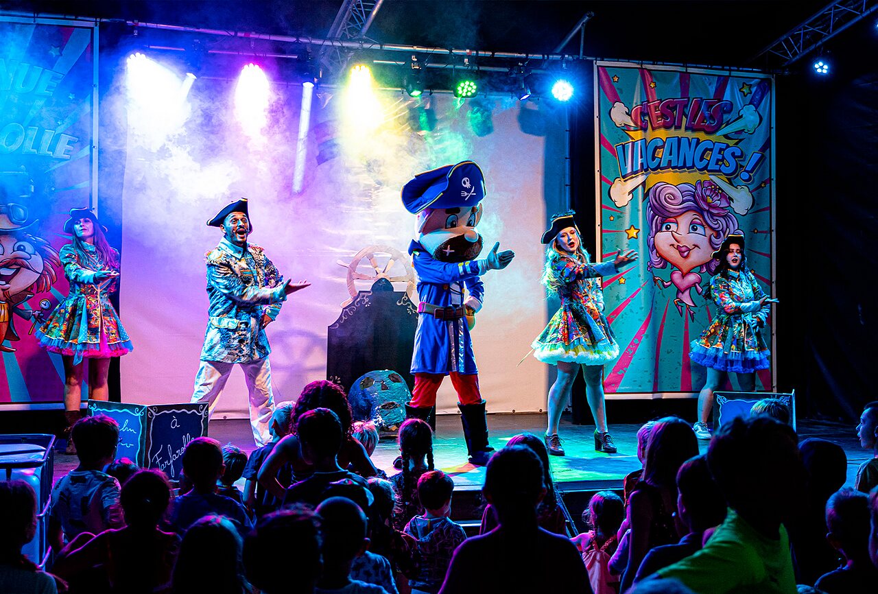Spectacle d'animation, artistes et mascotte au camping CAPFUN Plantas � SAINT VINCENT DE DURFORT (07).