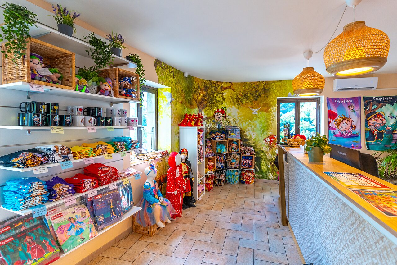 Comptoir de r�ception et boutique de souvenirs Capfun au camping CAPFUN Plantas � SAINT VINCENT DE DURFORT (07).