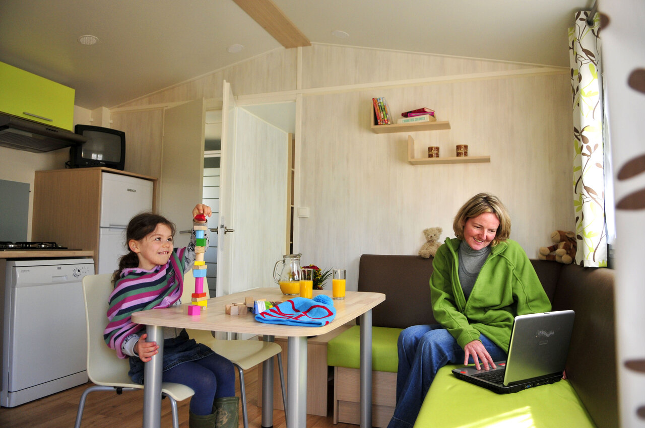 Int�rieur Mobil-home, famille au camping CAPFUN Plan du Fernuy � LA CLUSAZ.