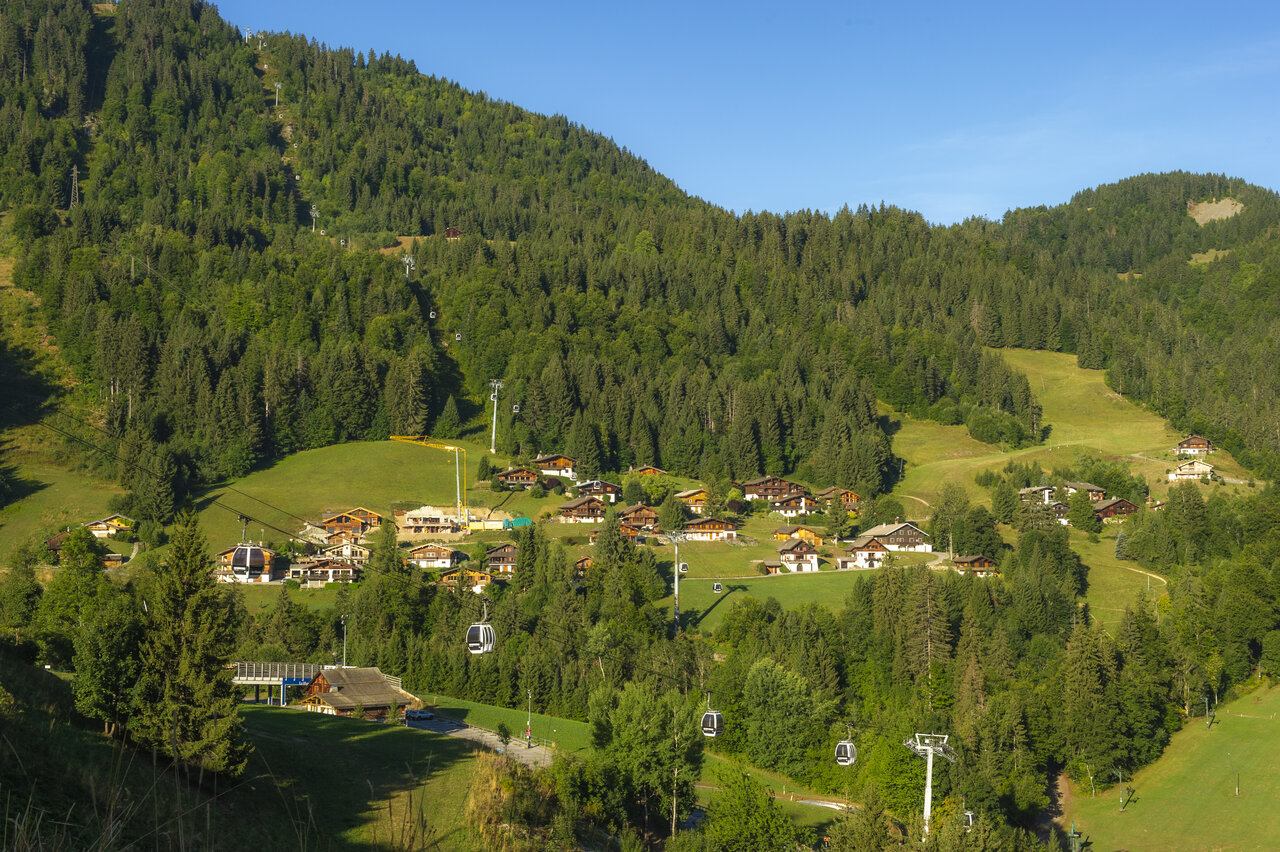 Vue panoramique montagne, Mobil-homes et t�l�cabines au camping CAPFUN Plan du Fernuy � LA CLUSAZ (74).