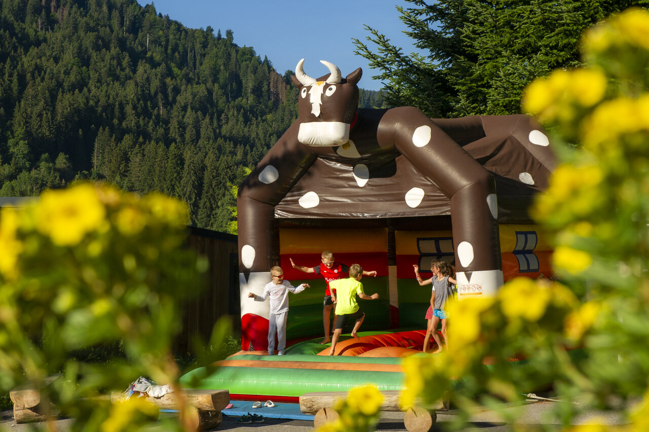 Ch�teau gonflable vache pour enfants au camping CAPFUN Plan du Fernuy � LA CLUSAZ.