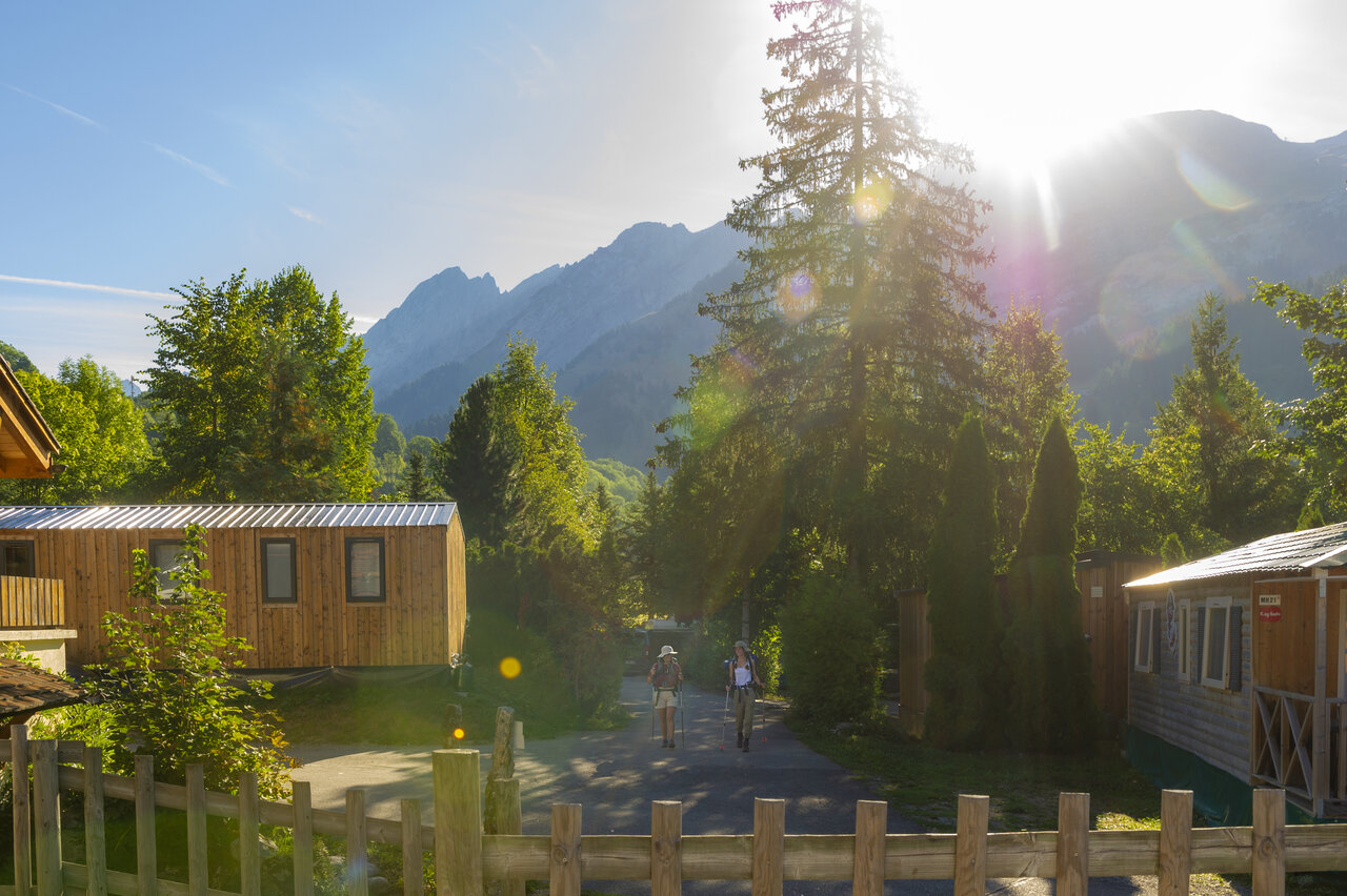 H�bergements bois, randonneurs en montagne au camping CAPFUN Plan du Fernuy � LA CLUSAZ.