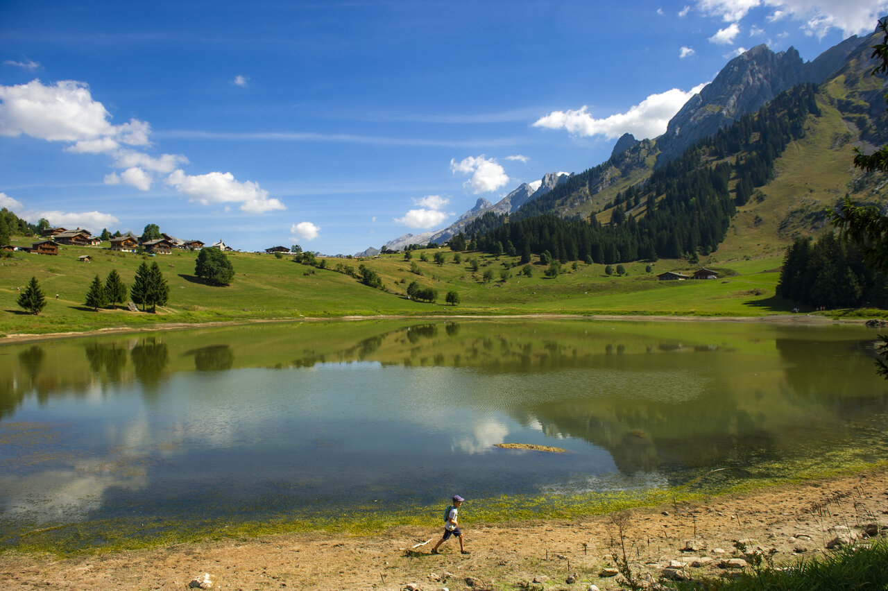 Lac, montagnes, verdure au camping CAPFUN Plan du Fernuy � LA CLUSAZ (74).
