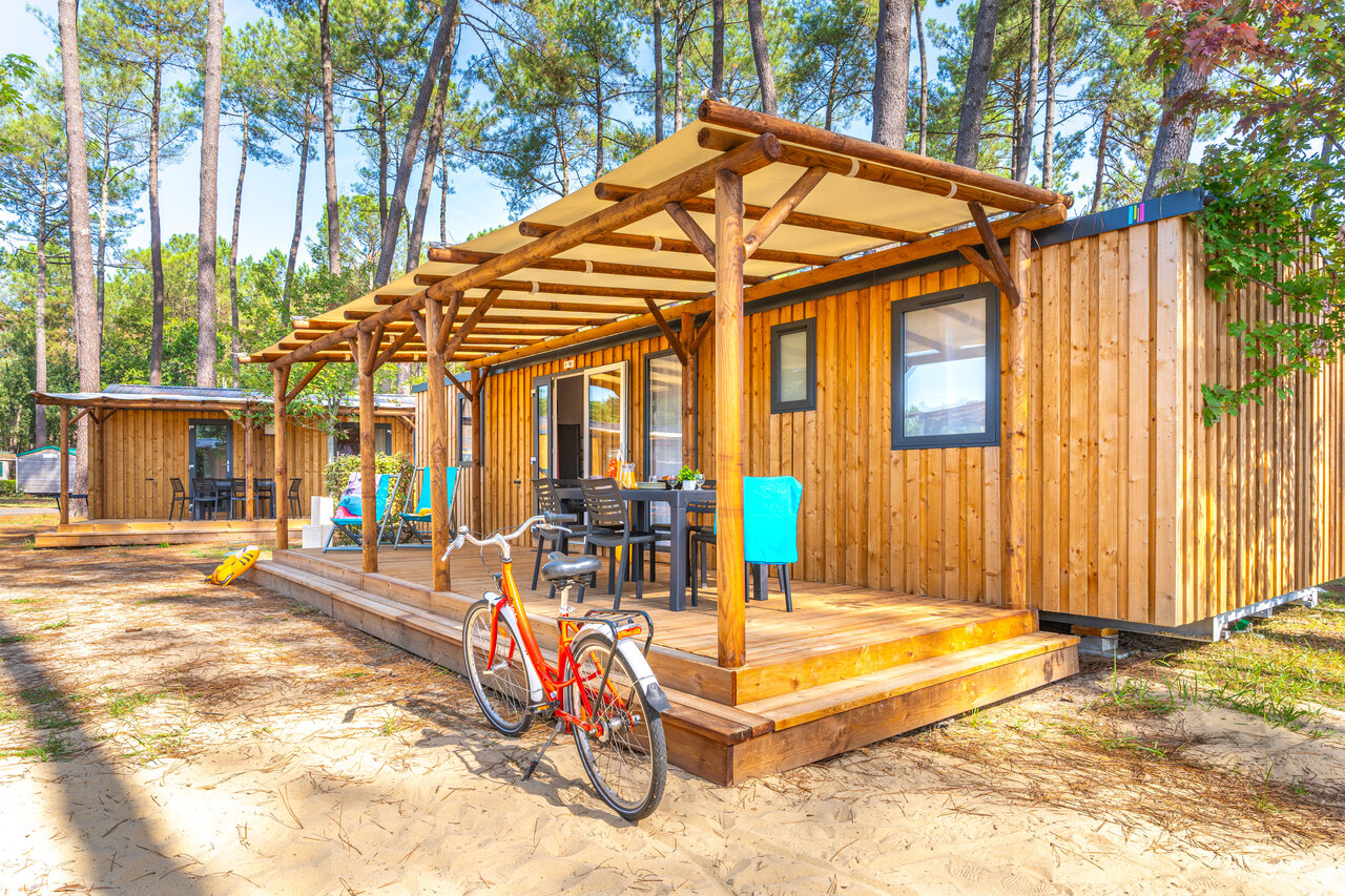 Mobile-home en bois avec terrasse couverte et v�lo, au camping CAPFUN Pomme de Pin � Saubion (40).