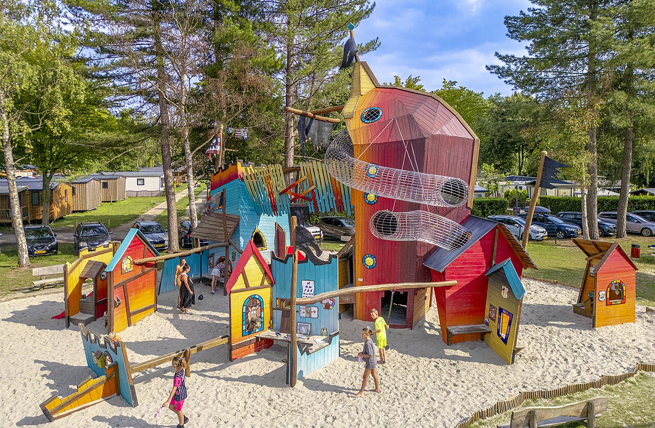 Grande aire de jeux color�e avec toboggans et enfants au camping CAPFUN Ponderosa � Ulicoten.