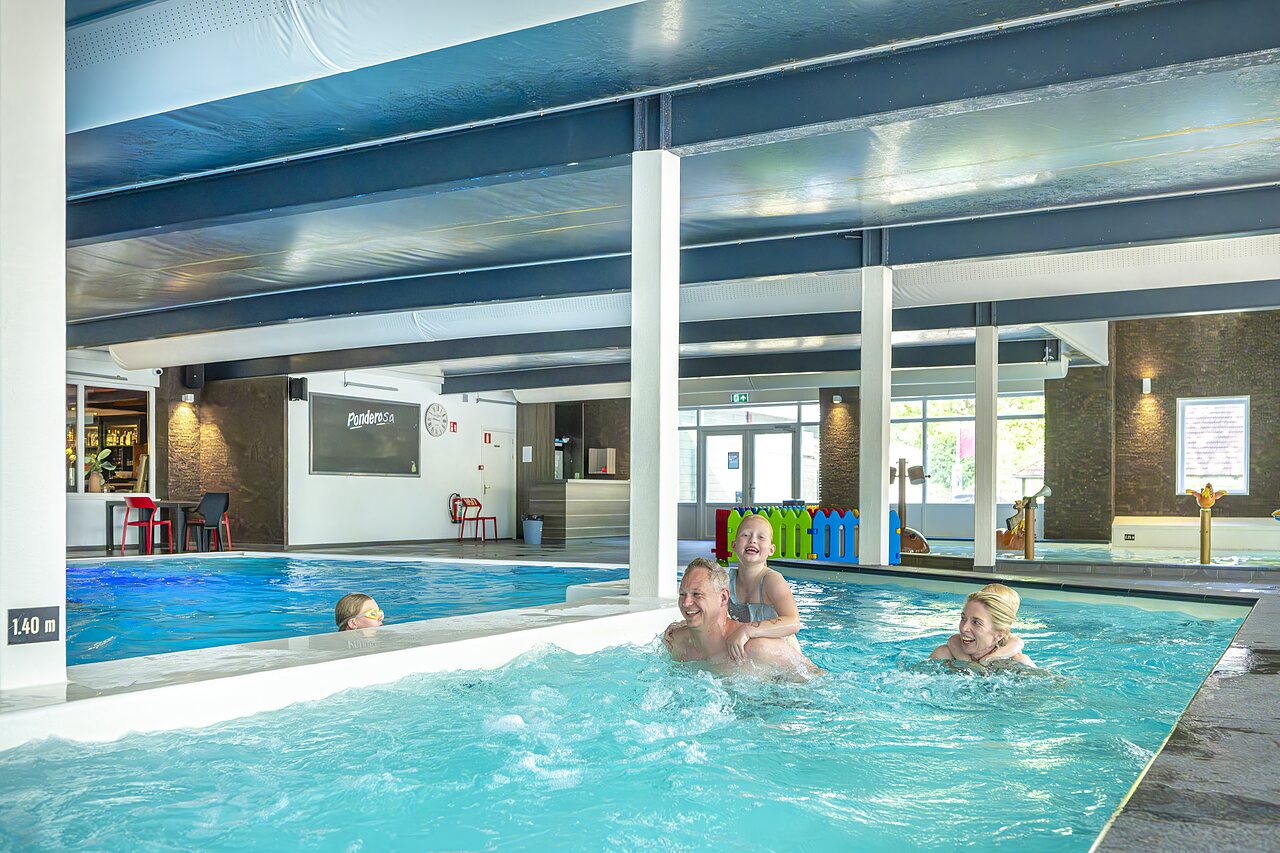 Piscine int�rieure avec jacuzzi et jeux aquatiques, famille au CAPFUN Ponderosa � Ulicoten.