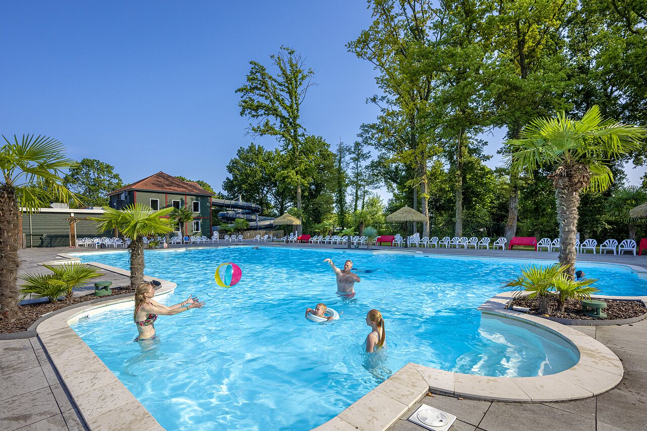 Piscine ext�rieure, toboggans aquatiques et famille au camping CAPFUN Ponderosa � Ulicoten.