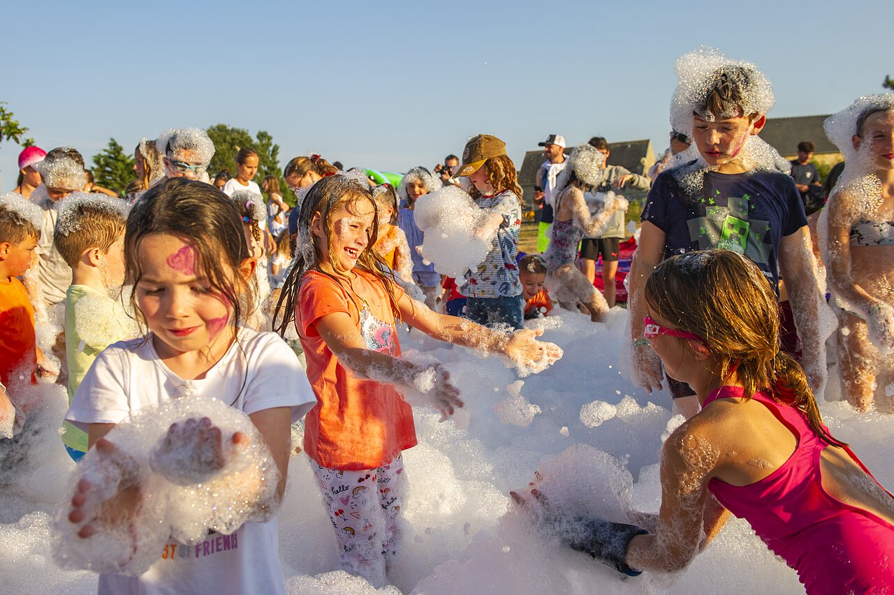Enfants s'amusant dans la mousse, animation au camping CAPFUN Ponderosa � Ulicoten.