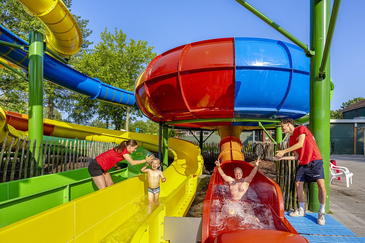 Toboggans aquatiques color�s avec famille s'amusant au camping CAPFUN Ponderosa � Ulicoten.